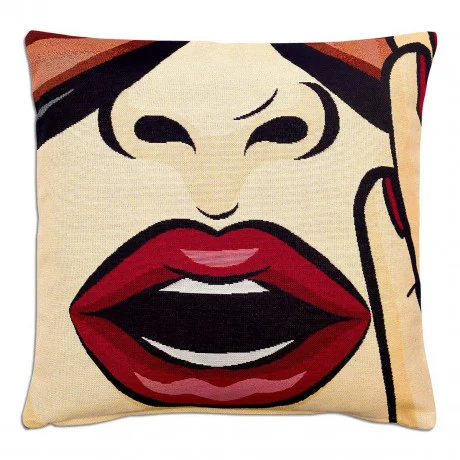 Ein dekoratives Kissen mit einem Pop-Art-Design eines Frauengesichts mit kräftigen roten Lippen, dunkler Sonnenbrille und einem erhobenen Finger auf der rechten Seite, der eine Schockiert-Geste suggeriert.