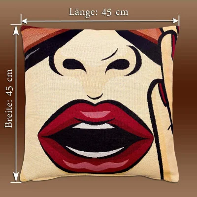 Quadratisches Kissen mit einem Gesicht im Pop-Art-Stil, mit markanten roten Lippen und einem Teil einer Nase auf einem braunen Hintergrund mit Farbverlauf. Weiße Pfeile und Text geben die Größe an: Länge 45 cm, Breite 45 cm.