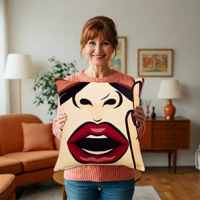 Eine lächelnde Frau in einem gemütlichen Wohnzimmer hält ein dekoratives Kissen mit kräftigen Lippen im Pop-Art-Stil und einem Teilgesichtsdesign.