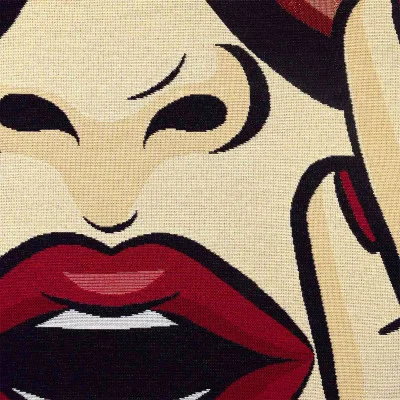 Eine Nahaufnahme eines Kissens im Pop-Art-Stil, die einen Teil eines Gesichts mit roten Lippen, hochgezogenen Augenbrauen und einem neben dem Gesicht erhobenen Finger vor einem beigen Hintergrund zeigt.