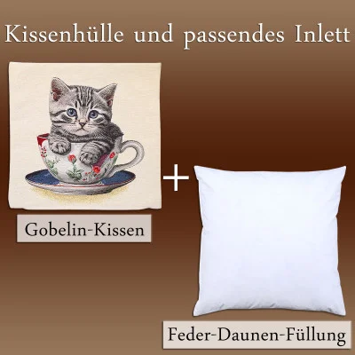 Ein dekorativer Kissenbezug mit einem Kätzchen im Teetassendesign und ein schlichter weißer Kisseneinsatz aus Daunenfedern werden nebeneinander auf einem braunen Hintergrund mit Farbverlauf und deutschen Etiketten angezeigt.