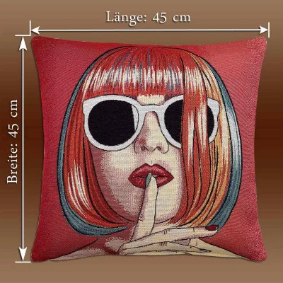 Quadratisches Kissen mit der farbenfrohen Illustration einer Frau mit weißer Sonnenbrille und rotem Lippenstift, die einen Finger an die Lippen hält. Das Kissen misst 45 cm x 45 cm, wie durch weiße Pfeile und deutschen Text gekennzeichnet.
