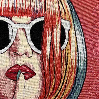 Eine stilisierte Illustration einer Frau mit rotblonden Haaren und weißer Sonnenbrille. Sie legt einen Finger auf ihre roten Lippen und signalisiert damit „Pst“ vor rotem Hintergrund.