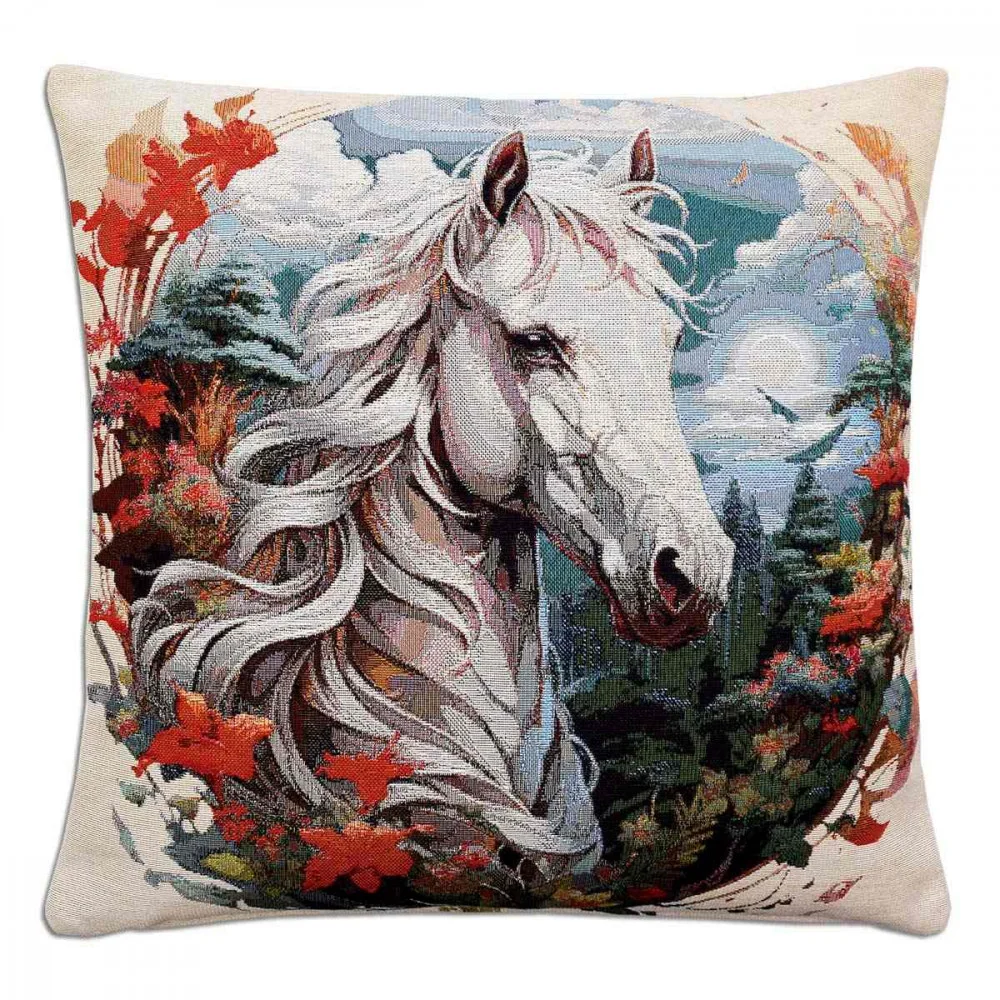 Ein dekoratives Kissen mit dem gestickten Muster eines weißen Pferdes, umgeben von Herbstblättern, vor einem malerischen Hintergrund aus Bäumen und einem strahlenden Himmel.
