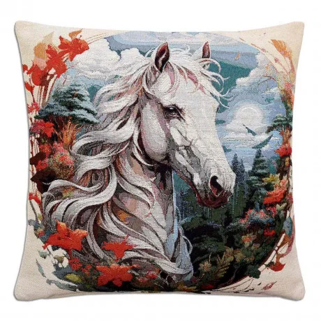 Ein dekoratives Kissen mit dem gestickten Muster eines weißen Pferdes, umgeben von Herbstblättern, vor einem malerischen Hintergrund aus Bäumen und einem strahlenden Himmel.