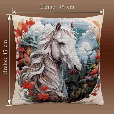 Quadratisches Kissen mit einem gestickten weißen Pferd, herbstlich gefärbten Blättern und einem Waldhintergrund. Deutscher Text und Pfeile geben die Größe mit 45 cm Breite und 45 cm Höhe an.