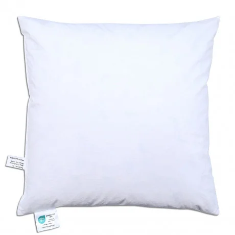 Ein schlichtes weißes quadratisches Kissen mit zwei Stoffanhängern an den unteren Ecken, vor einem weißen Hintergrund.