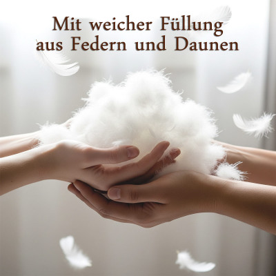 Zwei Hände halten sanft einen flauschigen Haufen weißer Federn und Daunen, lose Federn schweben herum. Sonnenlicht fällt durch die Vorhänge im Hintergrund. Der deutsche Text oben lautet: „Mit weicher Füllung aus Federn und Daunen.“.