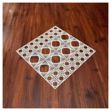 Ein gitterartiges, geometrisches Deckchen mit quadratischen und rautenförmigen Ausschnitten ist auf einem polierten Holztisch platziert, wodurch ein auffälliger Musterkontrast zwischen dem weißen Kunstwerk und dem dunklen Holz entsteht.