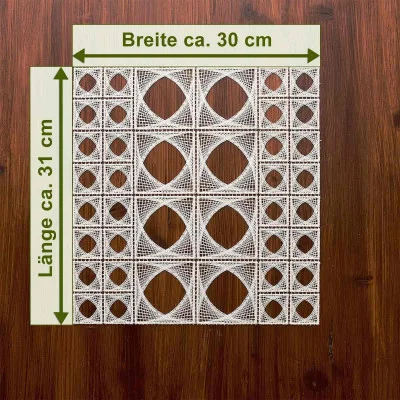 Eine weiße Spitzentischdecke mit geometrischen Mustern liegt auf einer Holzoberfläche. Grüne Pfeile und Text geben seine Größe an: Länge ca. 31 cm und Breite ca. 30 cm.