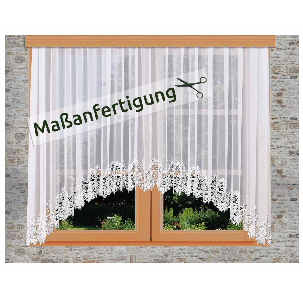Ein Spitzenvorhang mit Wellenkanten hängt über einem holzgerahmten Fenster in einer Steinmauer. Auf einem diagonalen Banner mit Scherensymbol steht "Maßanfertigung".