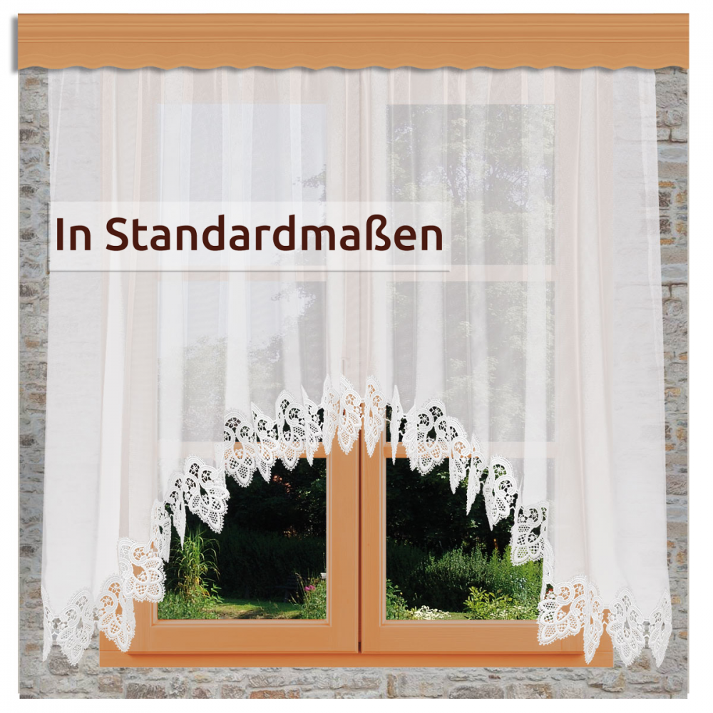 Ein Fenster mit durchsichtigen weißen Spitzenvorhängen. Der Text auf dem Bild lautet "In Standardmaßen". Aus dem Fenster blickt man auf einen grünen Garten mit Gras und Bäumen.