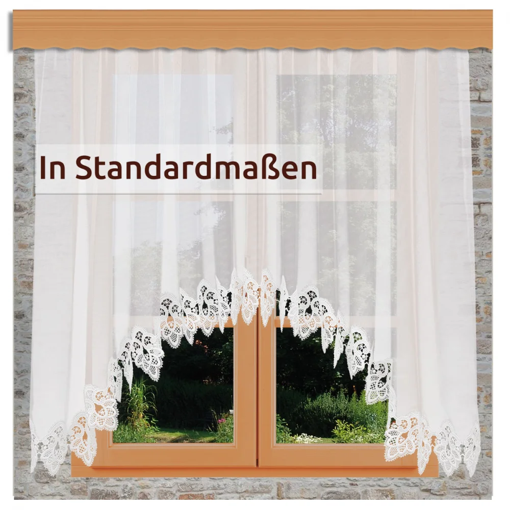 Ein Fenster mit durchsichtigen weißen Spitzenvorhängen. Der Text auf dem Bild lautet "In Standardmaßen". Aus dem Fenster blickt man auf einen grünen Garten mit Gras und Bäumen.