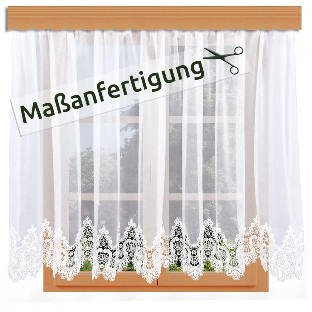 Weiße Spitzenvorhänge mit einem verschnörkelten Blumenmuster hängen an einer Holzstange vor einem Fenster. Ein Etikett mit einem Scherensymbol und dem Wort "Maßanfertigung" befindet sich oben links auf dem Bild.