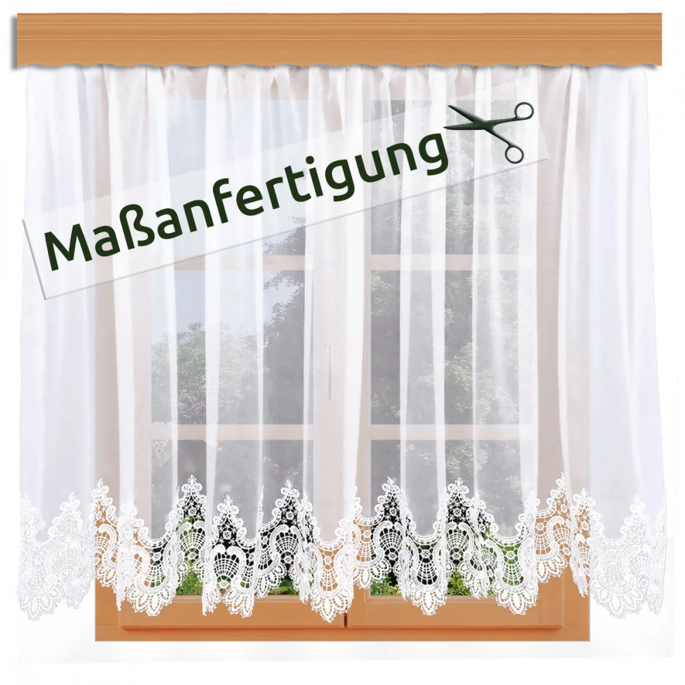 Weiße Spitzenvorhänge mit einem verschnörkelten Blumenmuster hängen an einer Holzstange vor einem Fenster. Ein Etikett mit einem Scherensymbol und dem Wort "Maßanfertigung" befindet sich oben links auf dem Bild.