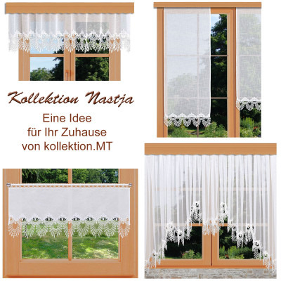 Vier holzgerahmte Fenster mit unterschiedlichen weißen Spitzenvorhängen, die verschiedene dekorative Designs zeigen. Ein Text auf Deutsch wirbt für die "Kolletion Nastja" als Wohnidee von kollektion.MT. Vor den Fenstern ist einer grüner Garten zu sehen.