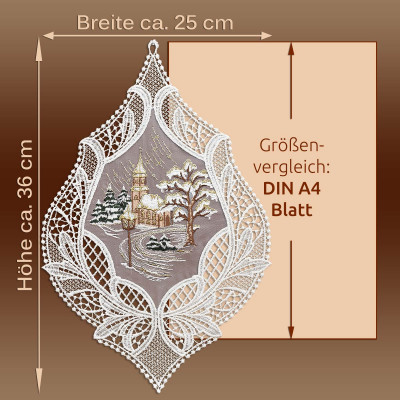 Gestickte Spitzendekoration im Stil der Plauener Spitze, die eine winterliche Kirchenszene zeigt. Mit den Maßen 36 cm x 25 cm ist diese festliche Weihnachtsdekoration ein bezauberndes Fensterbild mit verschneiten Bäumen und feinen Spitzenmustern.