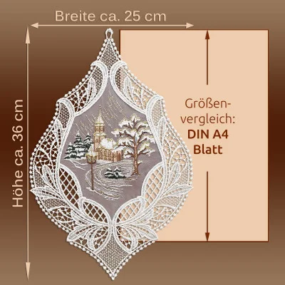 Gestickte Spitzendekoration im Stil der Plauener Spitze, die eine winterliche Kirchenszene zeigt. Mit den Maßen 36 cm x 25 cm ist diese festliche Weihnachtsdekoration ein bezauberndes Fensterbild mit verschneiten Bäumen und feinen Spitzenmustern.
