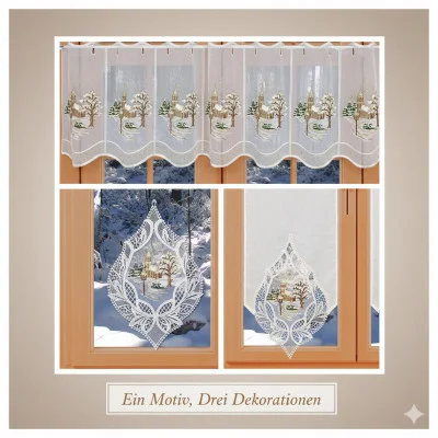 Spitzengardinen aus Plauener Spitze mit verschneitem Dorf- und Baummotiv schmücken holzgerahmte Fenster. Drei Stilrichtungen - Fensterbild, Scheibengardine und Scheibenhänger - sorgen für eine festliche Weihnachtsdekoration. Die verschneite Landschaft ist von außen sichtbar.