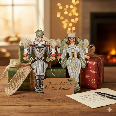 Zwei verschnörkelte Nussknacker-Ornamente, inspiriert von erzgebirgischem Design, stehen auf eingepackten Weihnachtsgeschenken neben einer handgeschriebenen Karte. Warme Lichter und ein beleuchteter Kamin schaffen im Hintergrund eine festliche, gemütliche Atmosphäre.
