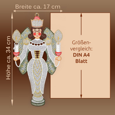 Eine gestickte Engelsfigur aus Plauener Spitze, die zwei Kerzen hält, ist zum Größenvergleich neben einem DIN A4-Blatt abgebildet. Diese festliche Weihnachtsdekoration ist etwa 34 cm hoch und 17 cm breit, wie die beschrifteten Pfeile zeigen.