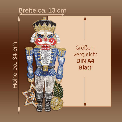 Eine dekorativer Nussknacker als Fensterbild steht neben einer Größentabelle, die zeigt, dass sie etwa 34 cm groß ist - ähnlich hoch wie ein A4-Blatt - und damit eine charmante Weihnachtsdekoration darstellt.