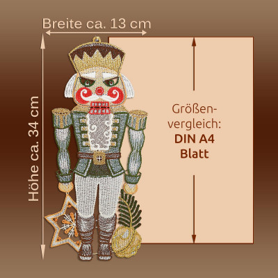 Eine dekorativer Nussknacker als Fensterbild steht neben einer Größentabelle, die zeigt, dass sie etwa 34 cm groß ist - ähnlich hoch wie ein A4-Blatt - und damit eine charmante Weihnachtsdekoration darstellt.