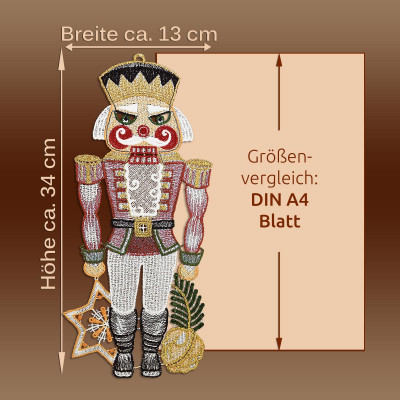 Eine dekorativer Nussknacker als Fensterbild steht neben einer Größentabelle, die zeigt, dass sie etwa 34 cm groß ist - ähnlich hoch wie ein A4-Blatt - und damit eine charmante Weihnachtsdekoration darstellt.