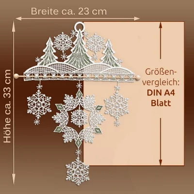 Gestickte Adventsdekoration mit Bäumen und Schneeflocken, Größe ca. 23 cm x 33 cm, abgebildet auf einem DIN A4 Blatt zum Größenvergleich. Dieses Fensterbild Winterwald verleiht Ihrer Winterdekoration mit detailliertem Text und Messlinien einen festlichen Charme.