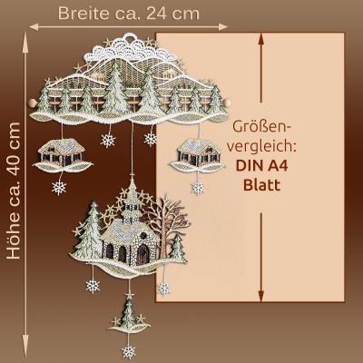 Verschnörkelte Spitzen-Weihnachtsdekoration im Stil der Plauener Spitze mit einer Kirche, Bäumen und Häusern, perfekt als Adventsdekoration. Hängende Schneeflocken; die Größe ist 24 cm breit und 40 cm hoch, ähnlich DIN A4. Creme und Gold auf braunem Hintergrund.