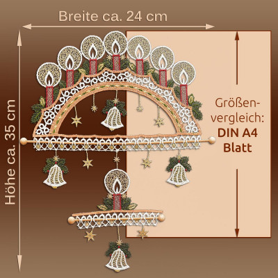 Gezeigt wird ein dekorativer Plauener Spitze Lichterbogen mit sieben Kerzen, Glocken, Tannenzweigen, Bändern und Sternen. Die Maße sind etwa 24 cm breit und 35 cm hoch, mit einem Größenvergleich zu einem DIN A4 Blatt.