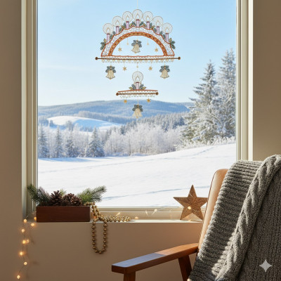 Ein gemütliches Zimmer mit einer Strickdecke auf einem Stuhl, festlichen Ornamenten und einer winterlichen Landschaft draußen. Tannenzweige, Lichterketten und ein Holzstern teilen sich die Fensterbank mit einem zarten Plauener Spitze Fensterbild.