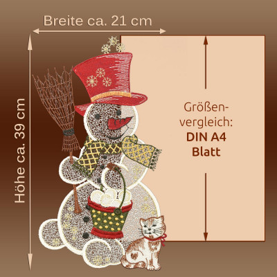 Ein gestickter Plauener Spitze Schneemann mit rotem Hut, Besen und Korb steht neben einer Katze. Perfekt als Winterdekoration oder Fensterbild, der Schneemann ist ca. 39 cm hoch und 21 cm breit, abgebildet neben einem DIN A4 Blatt zum Größenvergleich.