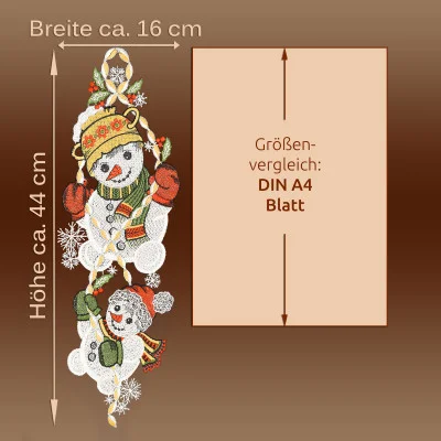Gestickte Plauener Spitze Schneemann-Dekoration, ca. 44 cm hoch und 16 cm breit, abgebildet neben einem A4-Blatt. Zwei Schneemänner mit Mützen, Schals und Schneeflocken machen dieses Fensterbild zu einer zauberhaften Winter-Dekoration.