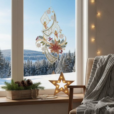 Ein gemütliches Zimmer mit einer Strickdecke auf einem Sessel, Tanne und beleuchtetem Stern-Advents-Deko auf dem Fenstersims und einem bezaubernden Plauener Spitze Fensterbild, das im Fenster hängt. Draußen sind verschneite Bäume und ein blauer Himmel zu sehen.