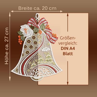 Eine dekorative Weihnachtsglocke aus Plauener Spitze mit roten Beeren, weißen Blüten und einer rot gestreiften Schleife - ideal als Advents-Dekoration oder Fensterbild Weihnachtsglocke. Maße: ca. 27 cm hoch und 20 cm breit; maßstabsgerecht neben einem A4-Blatt abgebildet.