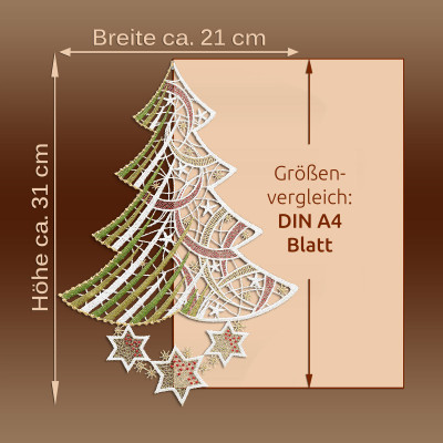 Ein mit dekorativer Weihnachtsbaum aus Plauener Spitze mit Sternen hängt zum Größenvergleich neben einem DIN A4-Blatt. Dieser Fensterbild Tannenbaum ist ca. 31 cm hoch und 21 cm breit, die Maße sind in deutscher Sprache beschriftet.