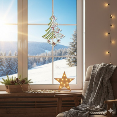 Gemütliches Zimmer mit Sessel und Decke, sternförmigem Licht und Tannendekor am Fenster. Ein Advents-Dekoration Fensterbild Tannenbaum von Plauener Spitze hängt, während das Sonnenlicht durchscheint und die verschneite Landschaft draußen hervorhebt.