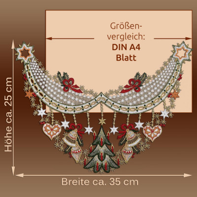 Dekoratives, besticktes Weihnachts-Fensterbild im Stil der Plauener Spitze mit Bäumen, Sternen, Glocken und Ornamenten - perfekt für eine einzigartige Weihnachts-Dekoration. Ungefähr 25 cm hoch und 35 cm breit, abgebildet mit einem A4-Blatt als Maßstab.