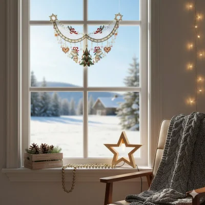 Ein gemütliches Zimmer mit einem in Decken gehüllten Stuhl vor einem Fenster, das mit einem Plauener Spitze Fensterbild Advent geschmückt ist. Draußen entfaltet sich eine verschneite Hüttenszene, während drinnen warme Lichterketten und ein beleuchteter Stern eine einladende Weihnachts-Dekoration schaffen.