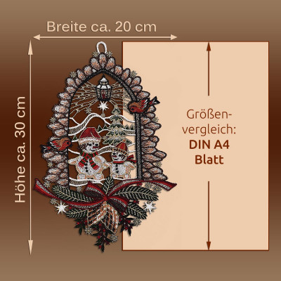 Gestickte Advents-Dekoration mit Schneemann und Kind, Tannenbäumen und roten Akzenten im Stil der Plauener Spitze. Maße: ca. 30 cm hoch und 20 cm breit, zum Größenvergleich neben einem DIN A4-Blatt abgebildet.