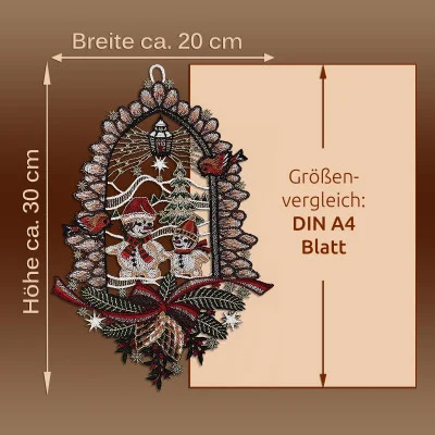 Gestickte Advents-Dekoration mit Schneemann und Kind, Tannenbäumen und roten Akzenten im Stil der Plauener Spitze. Maße: ca. 30 cm hoch und 20 cm breit, zum Größenvergleich neben einem DIN A4-Blatt abgebildet.