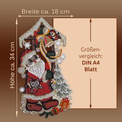 Eine festliche Weihnachts-Dekoration: ein Weihnachtsmann-Fensterbild mit Geschenken und einem Weihnachtsbaum steht neben einem schattierten DIN A4-Rechteck zum Größenvergleich. Maße: Höhe ca. 34 cm, Breite ca. 18 cm. Ideal als Fensterbild Weihnachtsmann!.