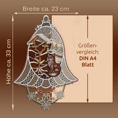 Eine gestickte Winter-Dekoration: ein glockenförmiges Fensterbild Weihnachtsglocke mit einem Vogel, Fuchs auf einem verschneiten Ast und Schneeflocken. Zur Veranschaulichung neben einem A4-Blatt abgebildet. Ca. 33 cm hoch, 23 cm breit.