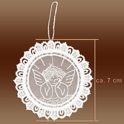 Ein kreisförmiges weißes Spitzenornament aus Plauener Spitze mit einem Engelmotiv in der Mitte, Spitzenbordüren und einer Aufhängeschlaufe. Perfekt als Adventsbaumbehang, er misst ca. 7 cm im Durchmesser. Der Hintergrund ist braun.