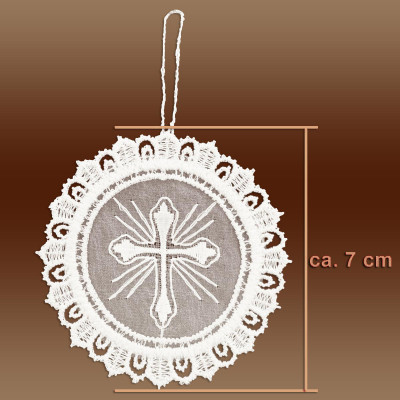 Ein kreisförmiges weißes Spitzenornament aus Plauener Spitze mit einem Kreuzmotiv in der Mitte, Spitzenbordüren und einer Aufhängeschlaufe. Perfekt als Adventsbaumbehang, er misst ca. 7 cm im Durchmesser. Der Hintergrund ist braun. Ein kreisförmiges weißes Spitzenornament aus Plauener Spitze mit einem Kreuzmotiv in der Mitte, Spitzenbordüren und einer Aufhängeschlaufe. Perfekt als Adventsbaumbehang, er misst ca. 7 cm im Durchmesser. Der Hintergrund ist braun.