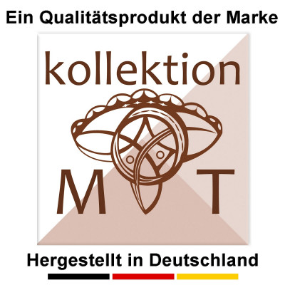Logo mit deutschem Text: „Ein Qualitätsprodukt der Marke kollektion MT, hergestellt in Deutschland“ mit einem stilisierten Muster, das an die Vogtländische Spitze erinnert. Kreisförmige Formen ergänzen unten die Farben der deutschen Flagge.
