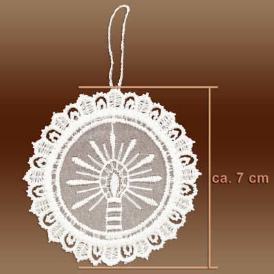 Ein kreisförmiges weißes Spitzenornament aus Plauener Spitze mit einem Kerzenmotiv in der Mitte, Spitzenbordüren und einer Aufhängeschlaufe. Perfekt als Adventsbaumbehang, er misst ca. 7 cm im Durchmesser. Der Hintergrund ist braun.