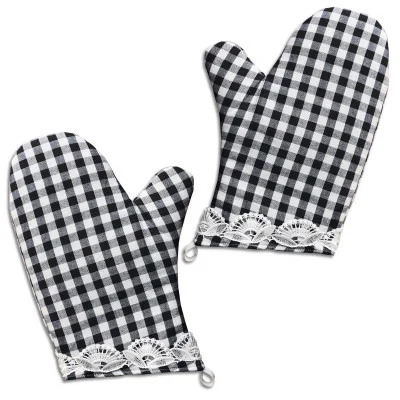 Zwei schwarz-weiß karierte Topflappen mit Spitzenbesatz und kleinen Stoffschlaufen an den Manschetten, nebeneinander auf weißem Hintergrund.