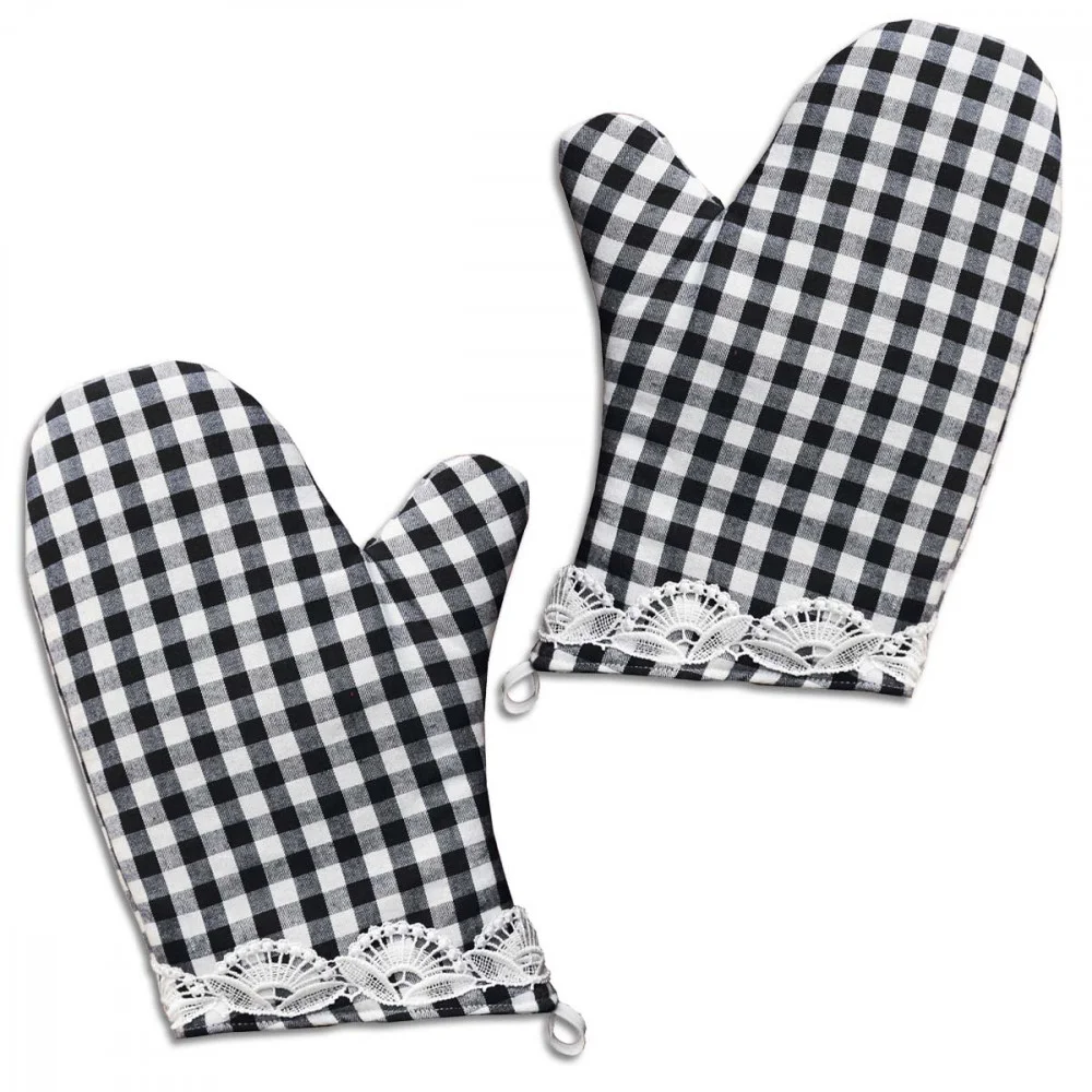 Zwei schwarz-weiß karierte Topflappen mit Spitzenbesatz und kleinen Stoffschlaufen an den Manschetten, nebeneinander auf weißem Hintergrund.